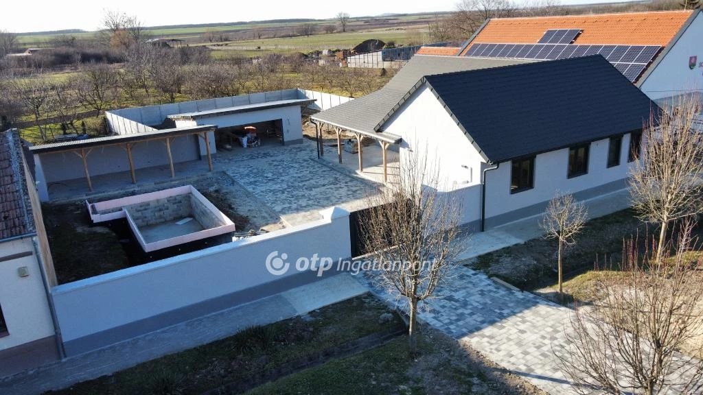 For sale house, Somlószőlős, falu közepe