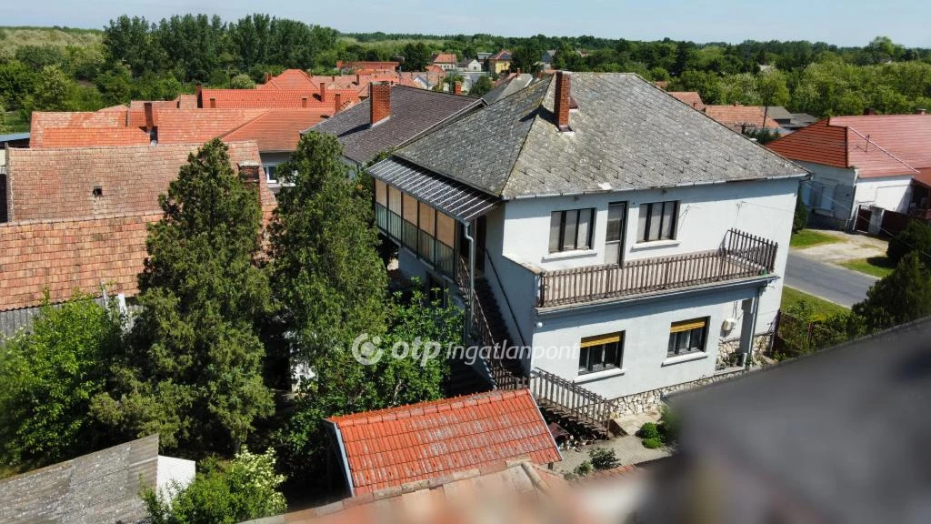 Eladó családi ház, Marcaltő, Falu közepe