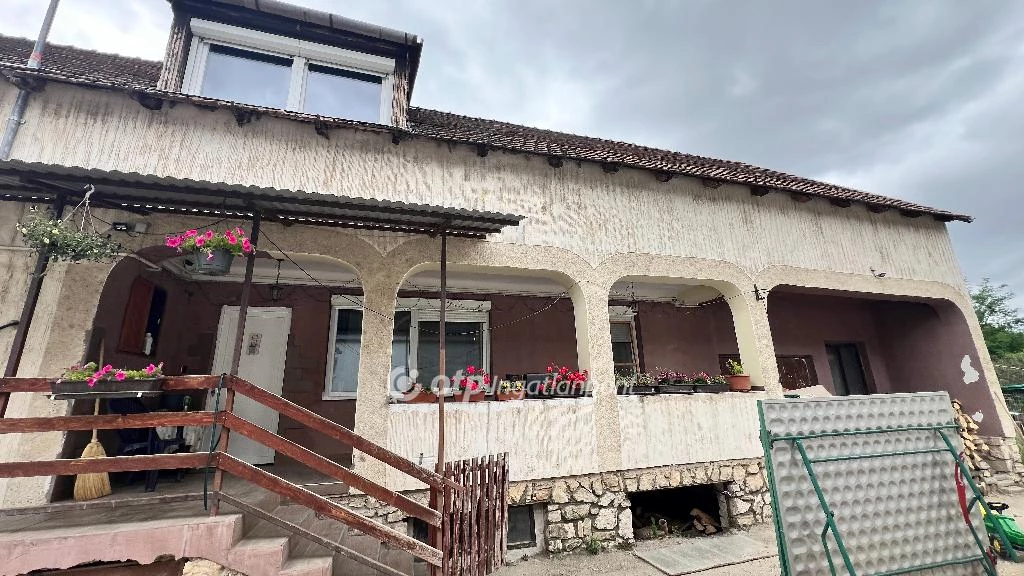 Eladó családi ház, Pápa, Falu közepe