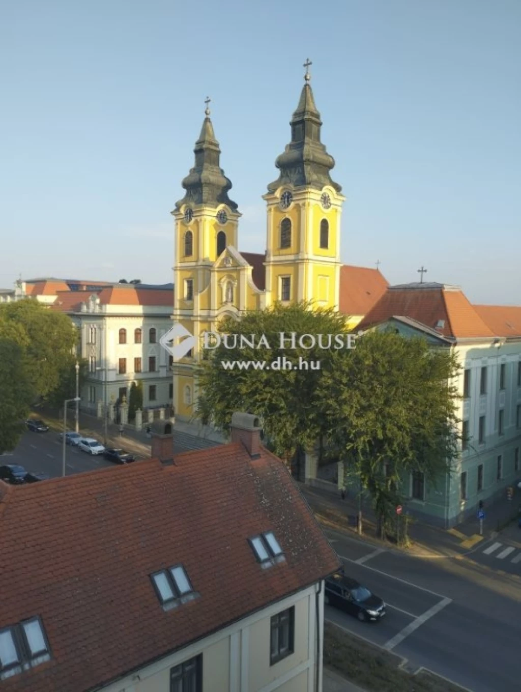 A Belváros sétálóutcájában, gyönyörű polgári lakás!