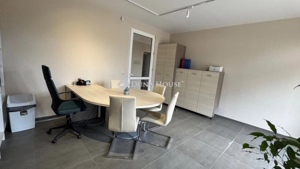 Eladó Üzlethelyiség, Debrecen