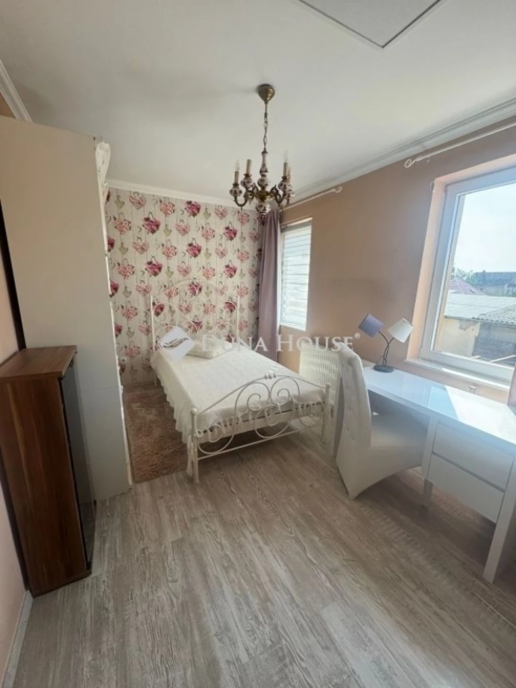 Napelemrendszerrel felszerelt tágas családi otthon!