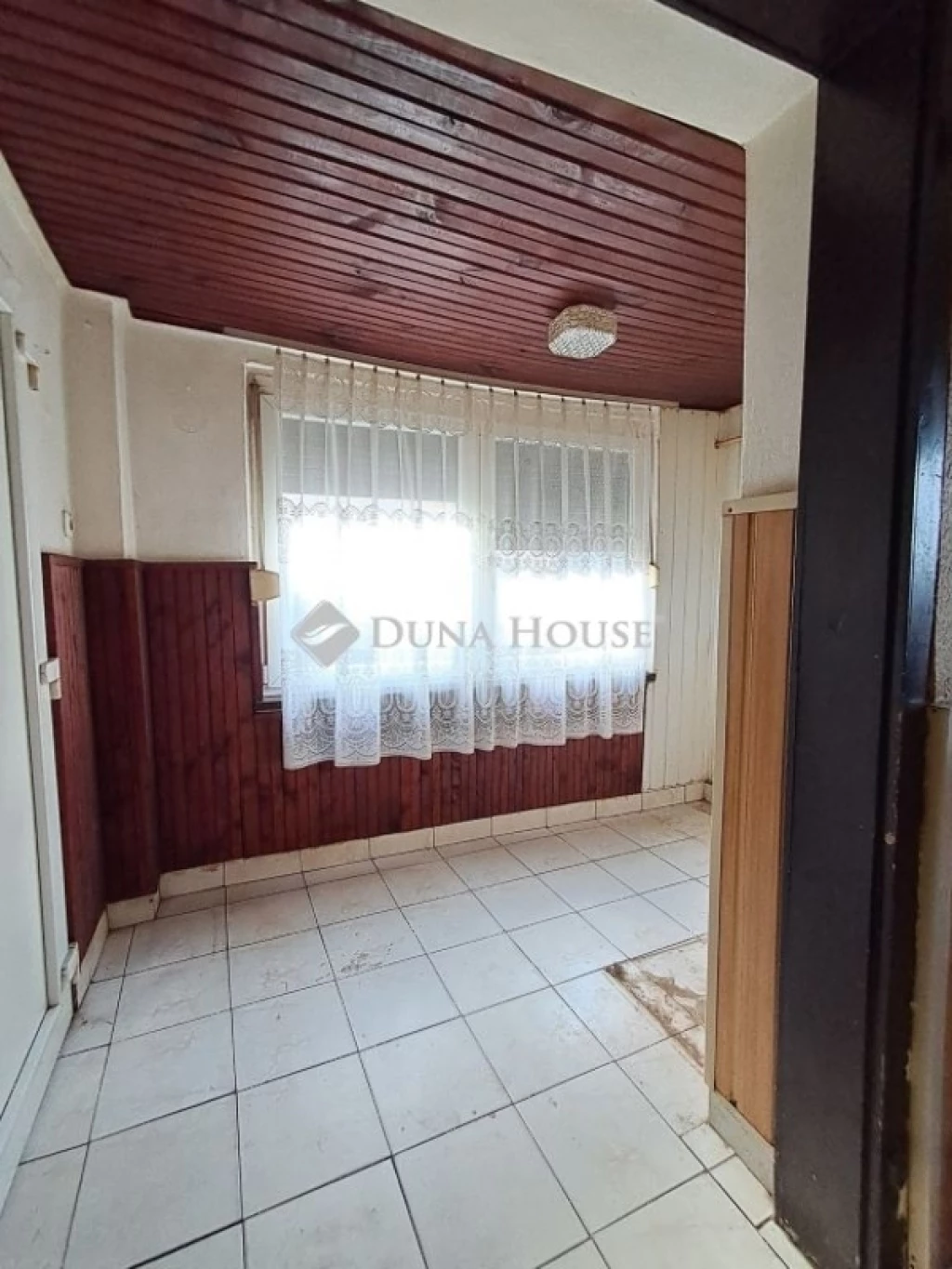 Csendes kis utcában felújításra váró otthon!