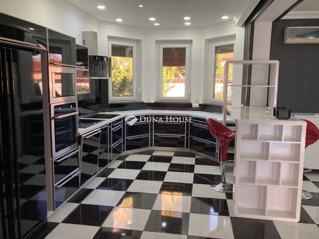 Veres Péter-kertben tágas, napfényes családi ház KIADÓ!