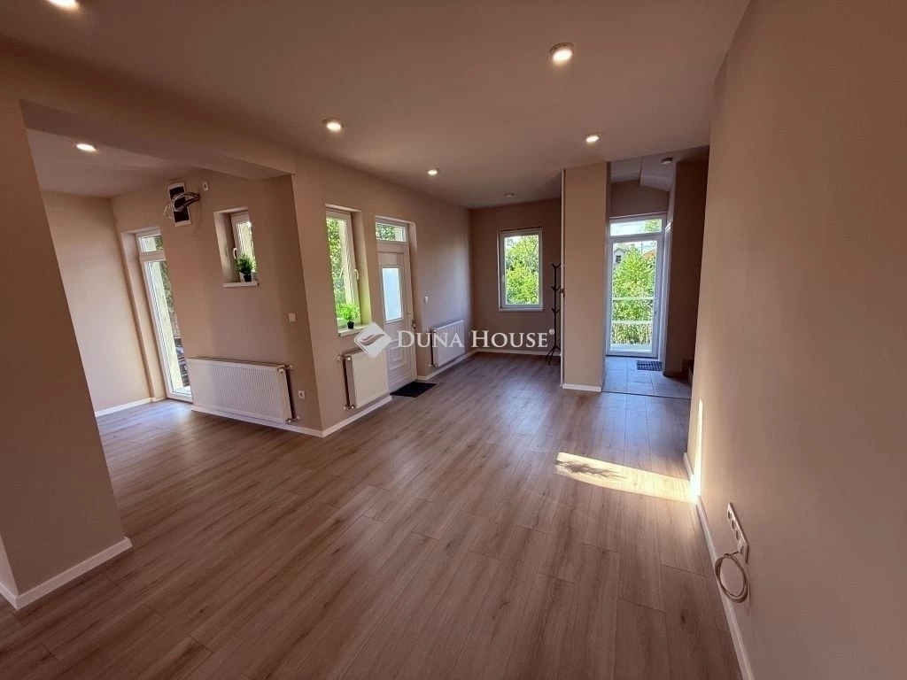 212 m²-es, háromszintes családi ház nagy garázzsal és modern felújítással