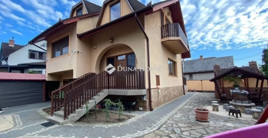 Eladó tágas, sokoldalúan hasznosítható családi ház Szabadságtelepen!