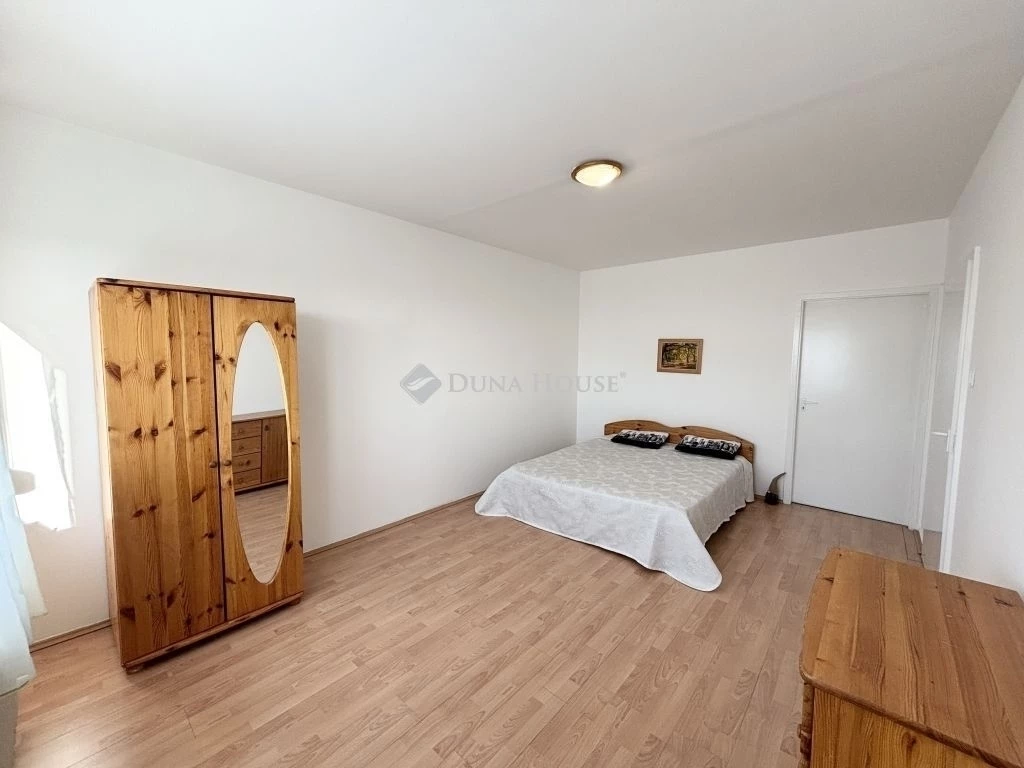 Tágas, szép állapotú lakás eladó a Füredi úton!