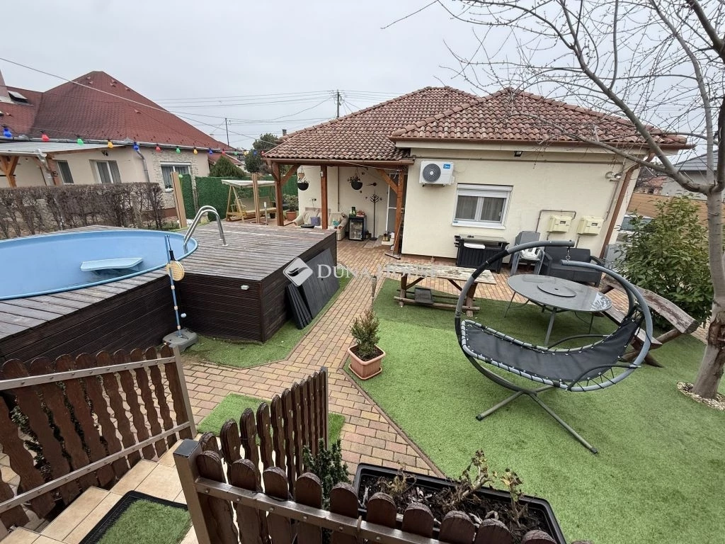 Csapókert szélén kétgenerációs ingatlan