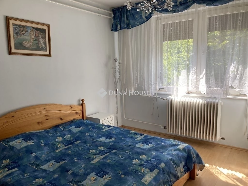 Nagyerdő alján eladó nagy lakás