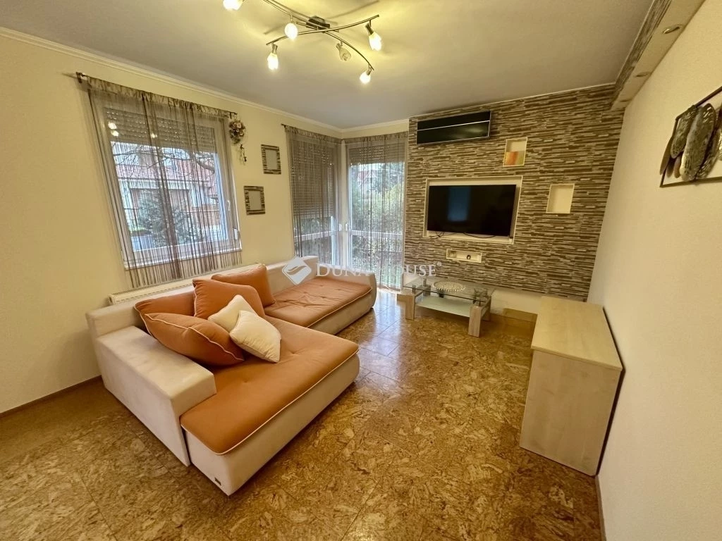 Garázzsal együtt lakás eladó