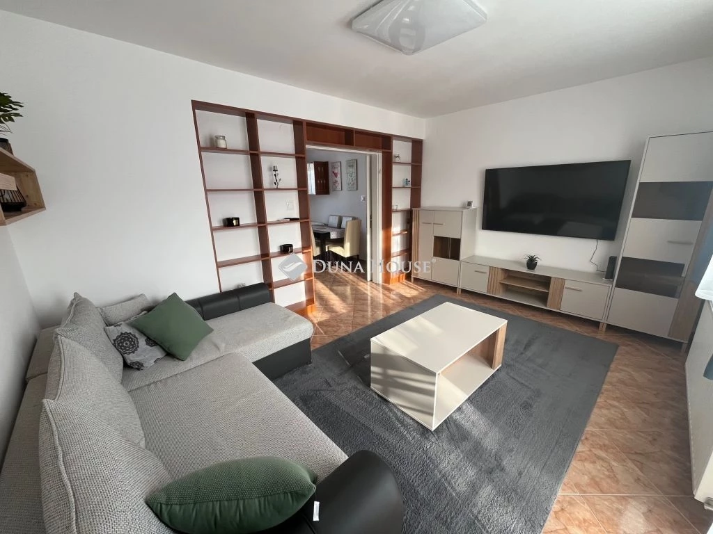 Hadházi úton, villamosvonaltól sétatávolságra lakás KIADÓ!