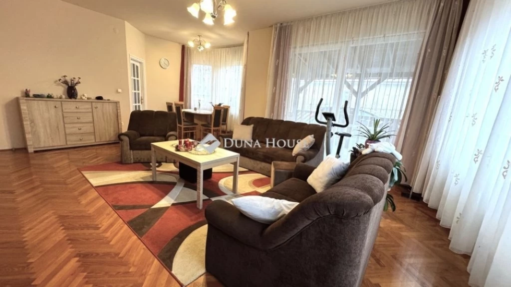 Postakertben eladó 4 szobás ház