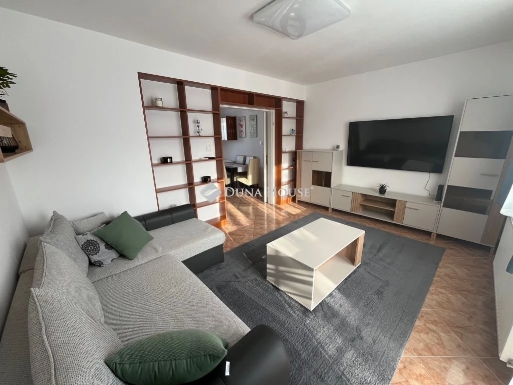 Nagyerdő szélén bútorozott lakás KIADÓ!