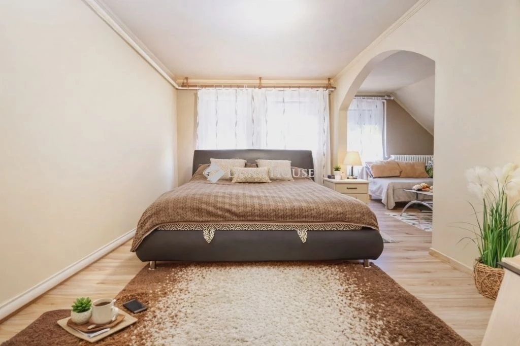 Hajdúsámsonban eladó családi otthon üzlethelyiséggel