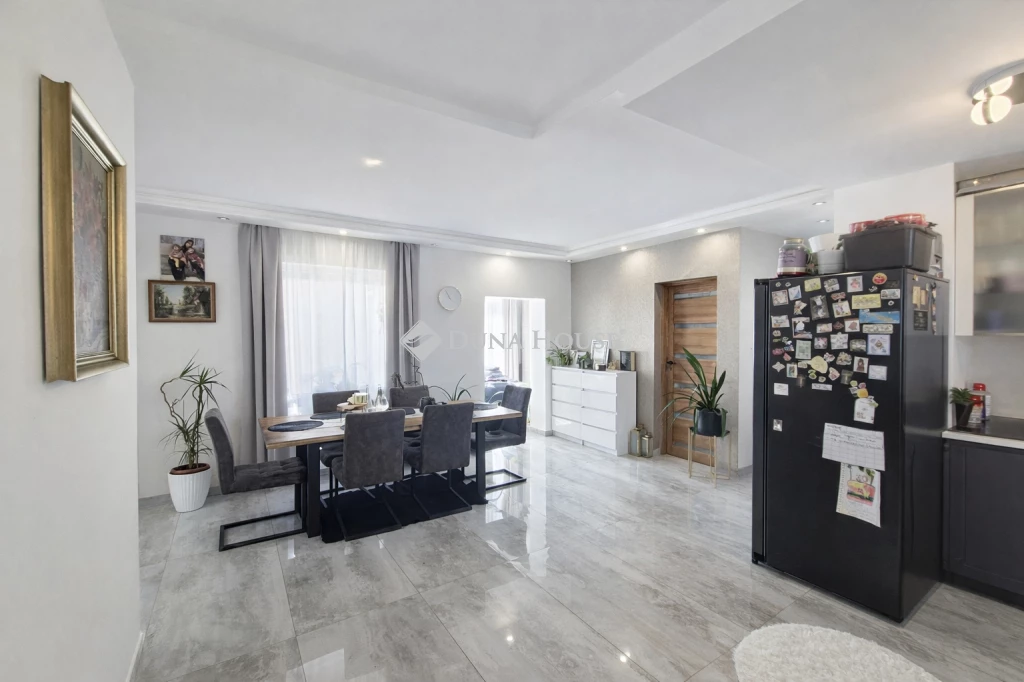 Frekventált helyen, Üzleti Lehetőség Téglás Szívében A+++ Energiahatékonyság