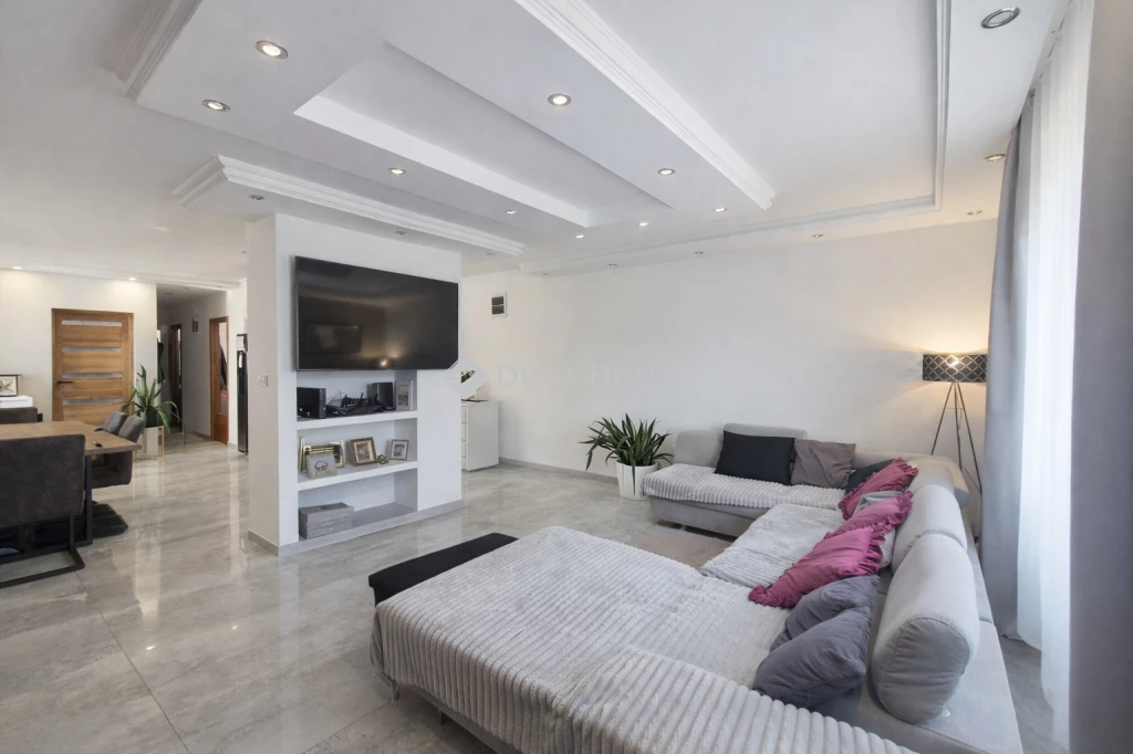 Eladó ház, Téglás