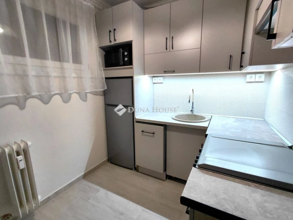 Egyetemek közelében felújított eladó lakás