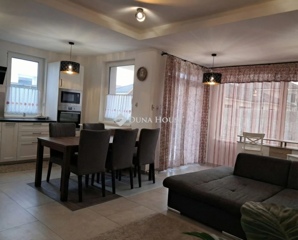 EGYLETKERTBEN TETŐTERASZOS IKERHÁZ