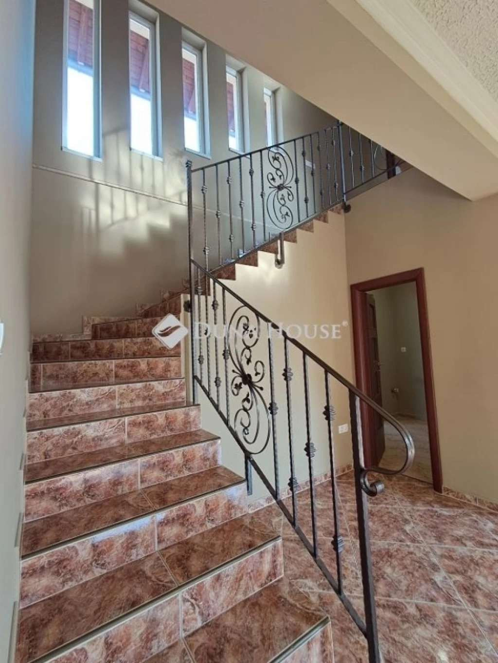 Vállalkozás, telephely számára 197 nm ház és 112 nm műhely