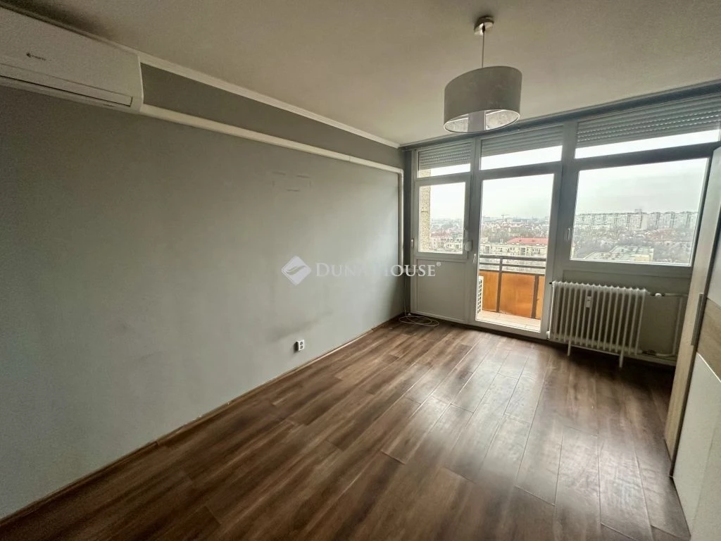 Műszaki karhoz közeli felújított 71 nm-es lakás