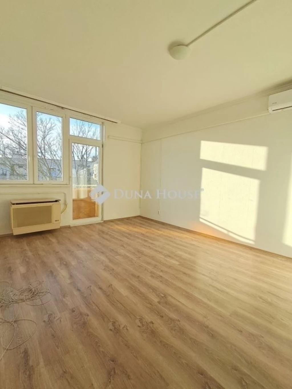 Csendes parkra néző 43 nm-es lakás a Kassai úton
