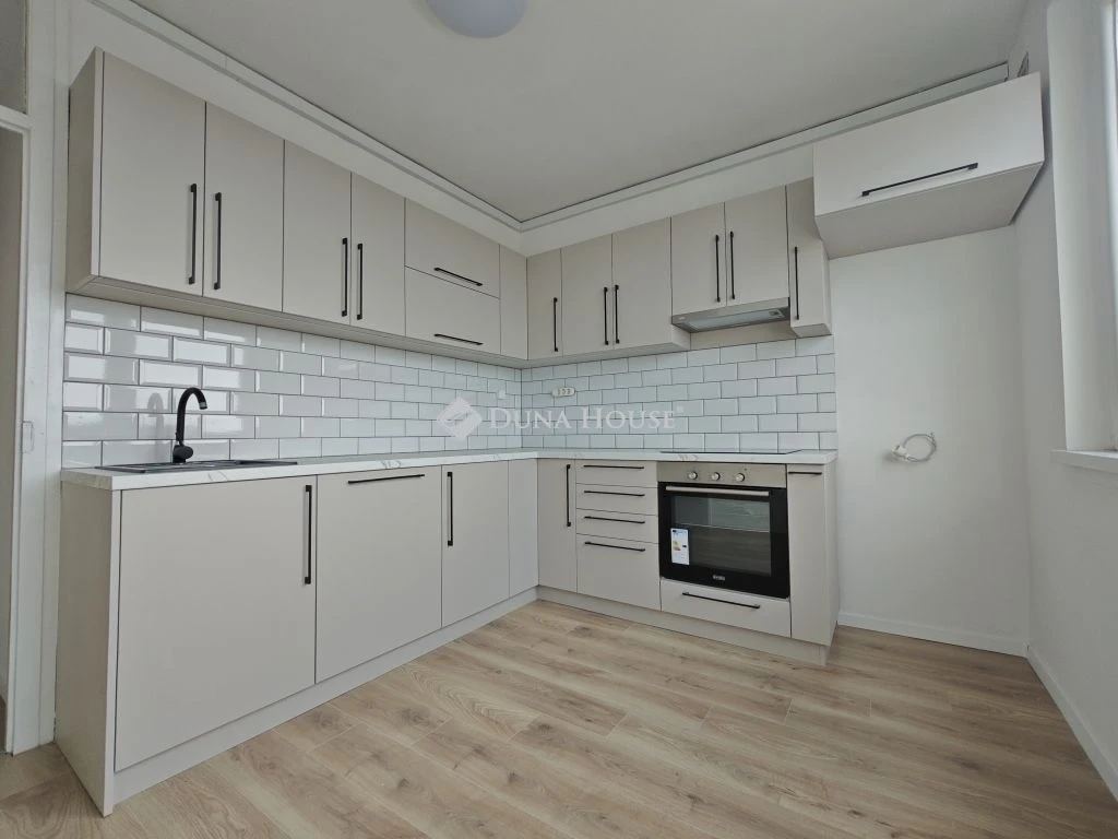 Felújított, napfényes lakás a Derék utcán!