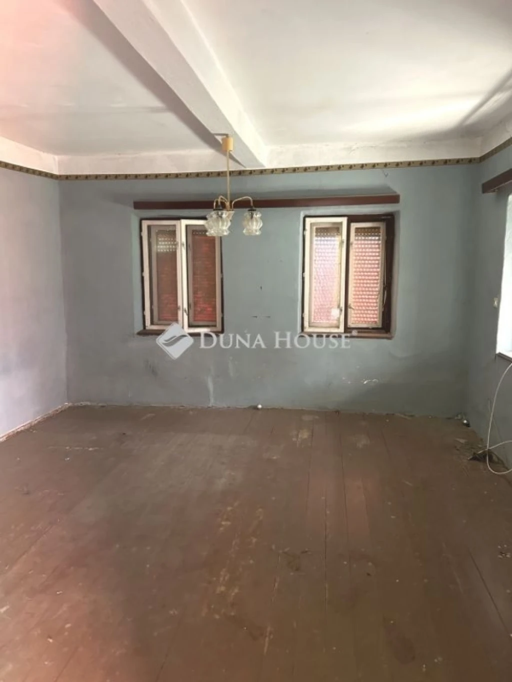 c3-1-name c2-1-name, Sárrétudvari, Központ