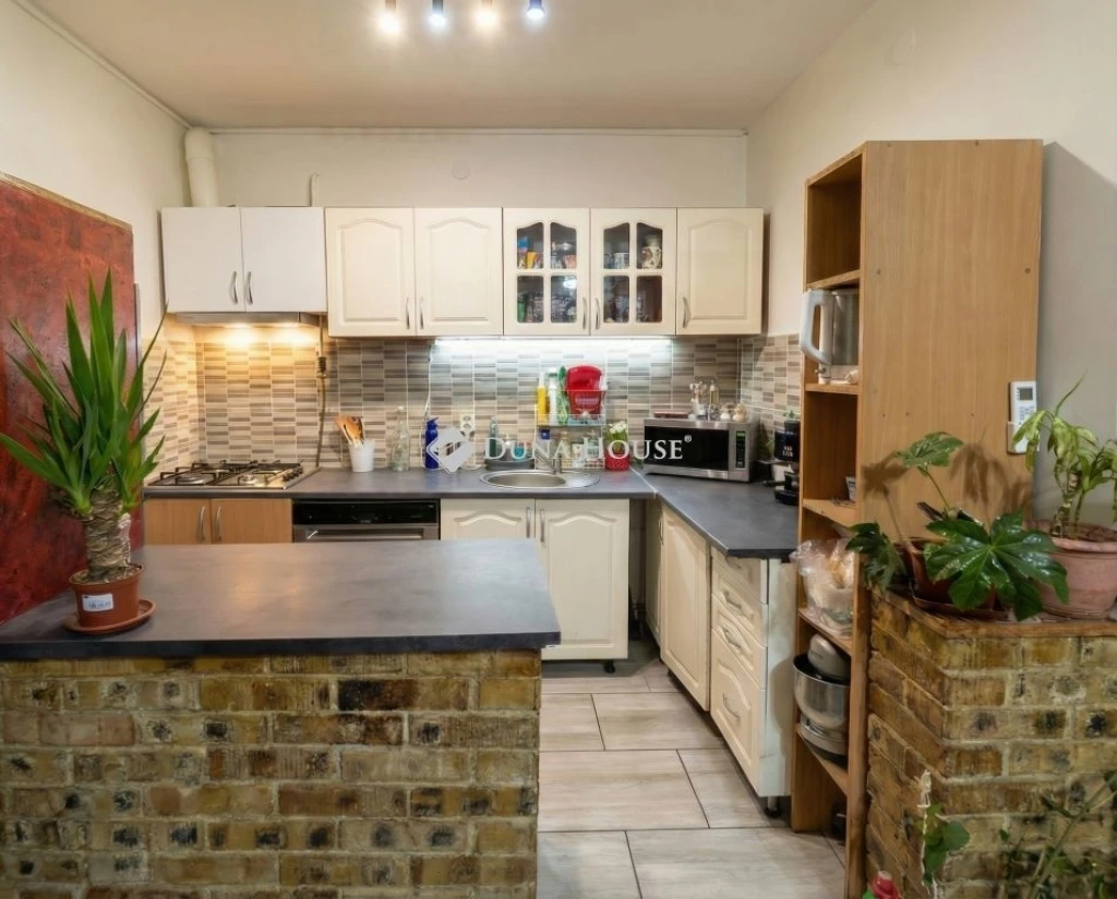 2006-os, belső két szintes,4 szobás sorházi lakás