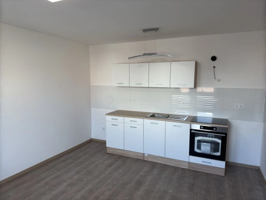 Belvárosi 38 nm-es, bútorozatlan lakás KIADÓ!