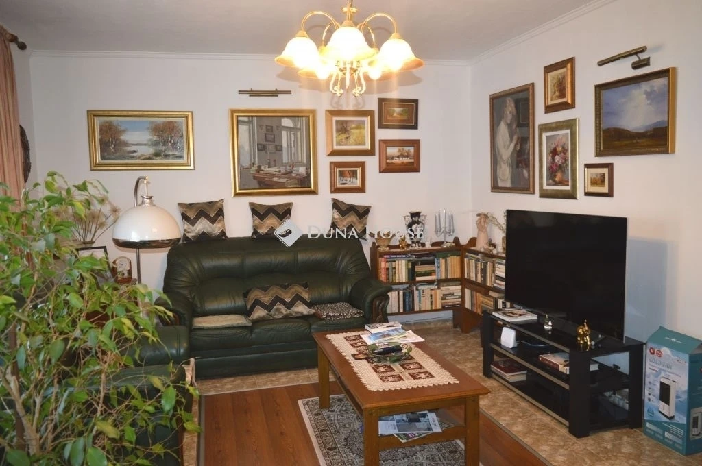 Borzán Gáspár utcához közeli családi ház csendes utcában