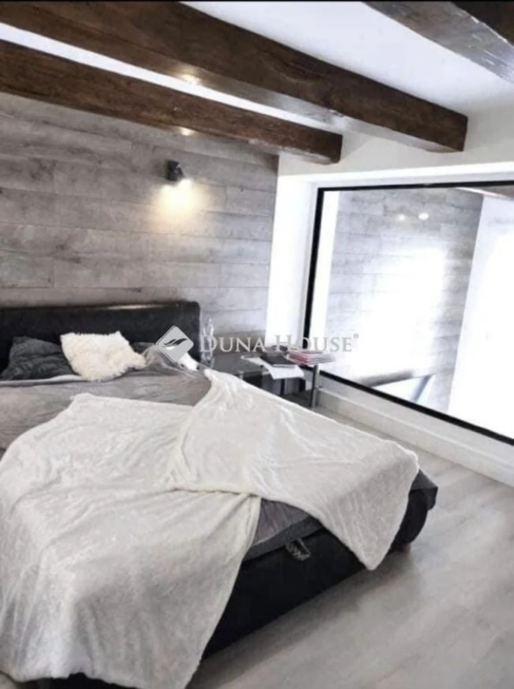 Belvárosi felújított galériás lakás