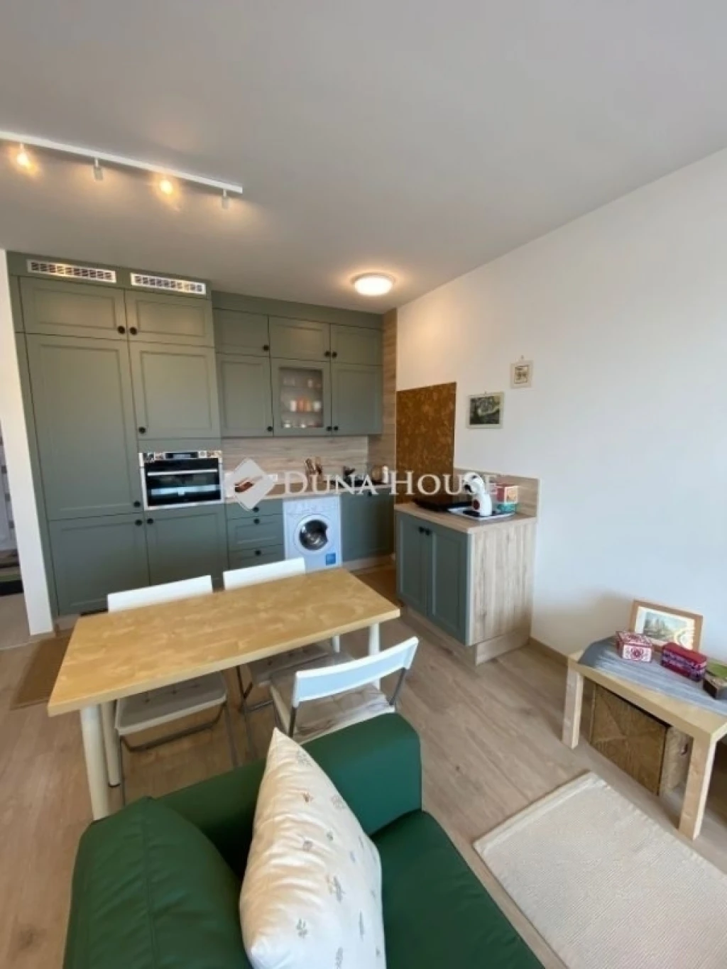 Belváros közeli csendes utcában 38 nm-es stúdiólakás