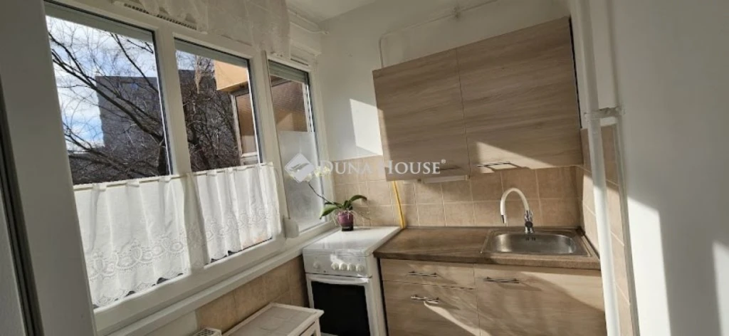 Mikszáth Kálmán utcán első emeleti 57nm-es lakás eladó