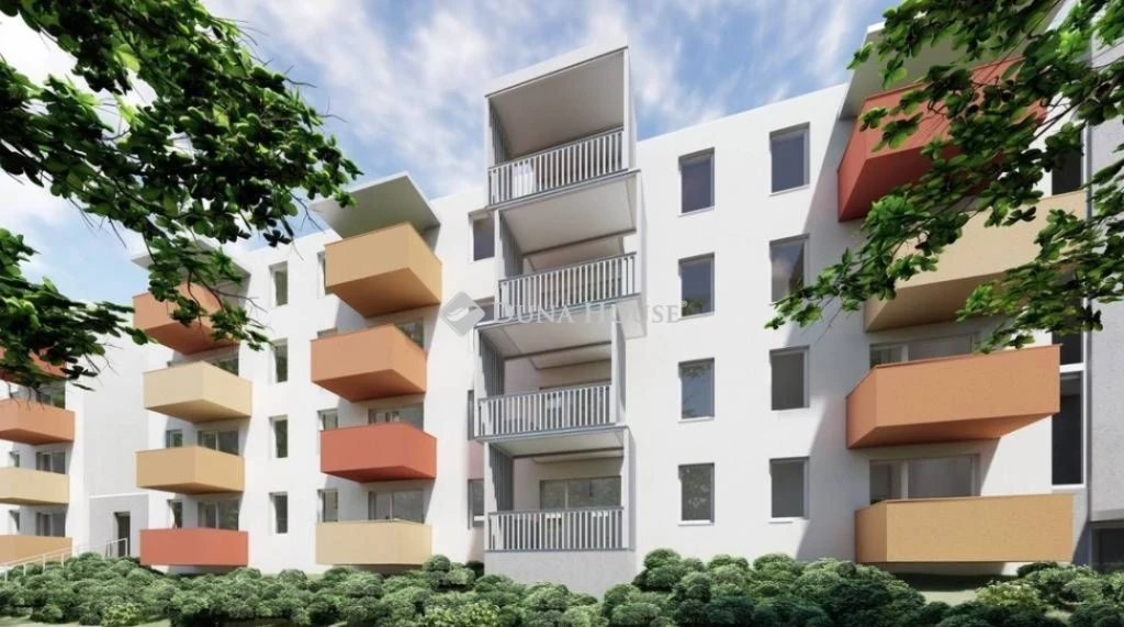 KÖLTÖZHETŐ, 4 SZOBÁS ERKÉLYES LAKÁS A BELVÁROS KÖZELÉBEN!