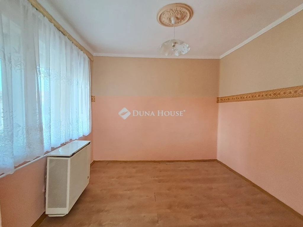 30 nm-es 2 szobás,felújított kis családi ház központ közelében eladó