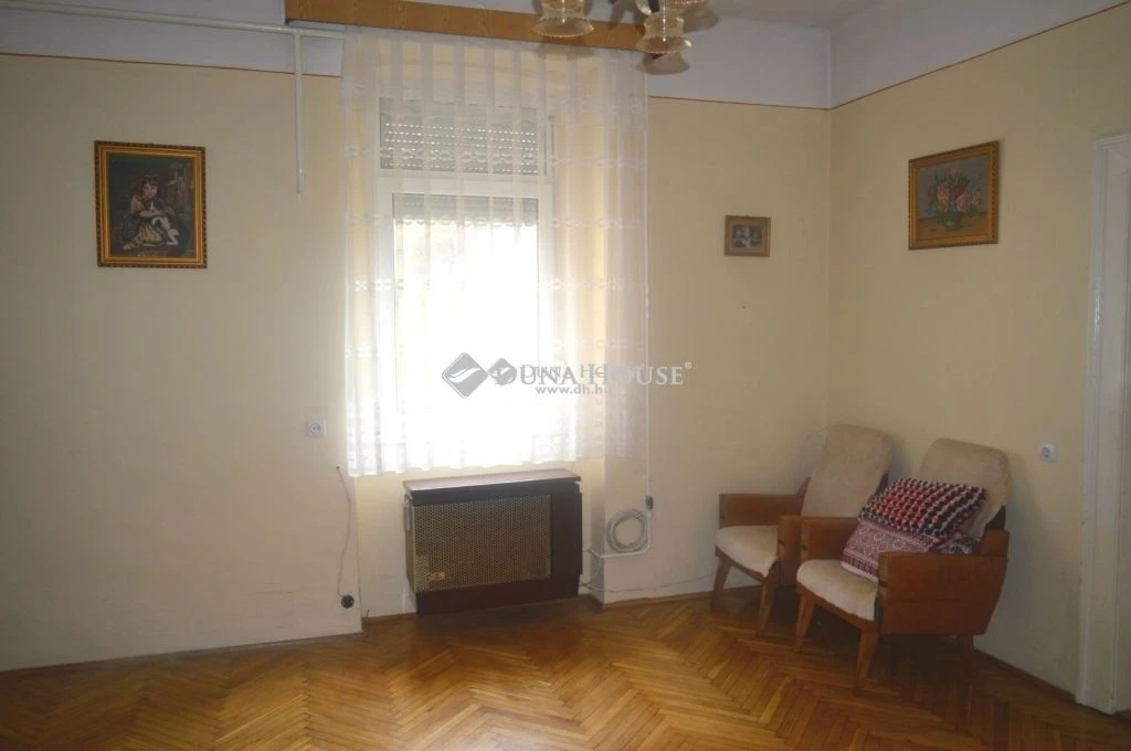 Faraktár utcához közeli csendes utcában 70 nm-es családi ház
