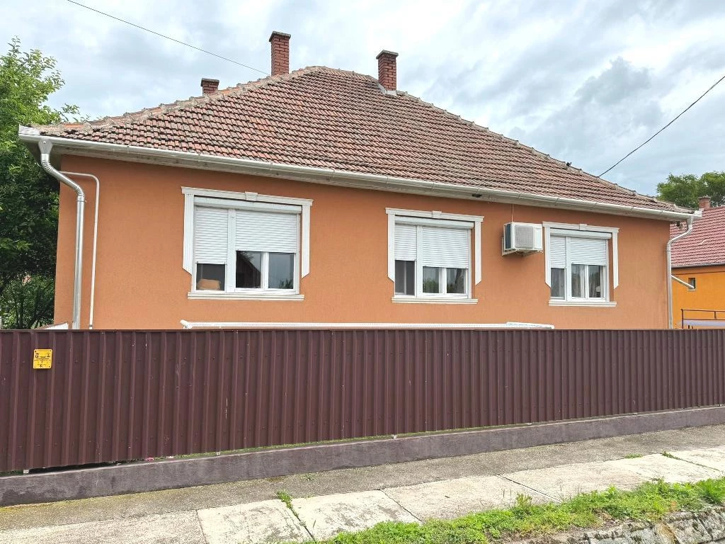 Eladó családi ház és apartman Poroszlón