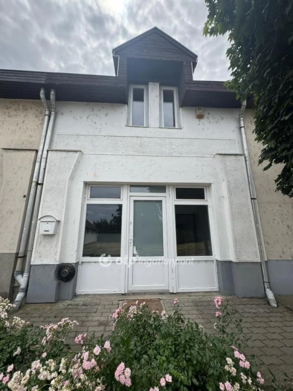 Eladó irodának is alkalmas üzlethelyiség, Tiszafüred