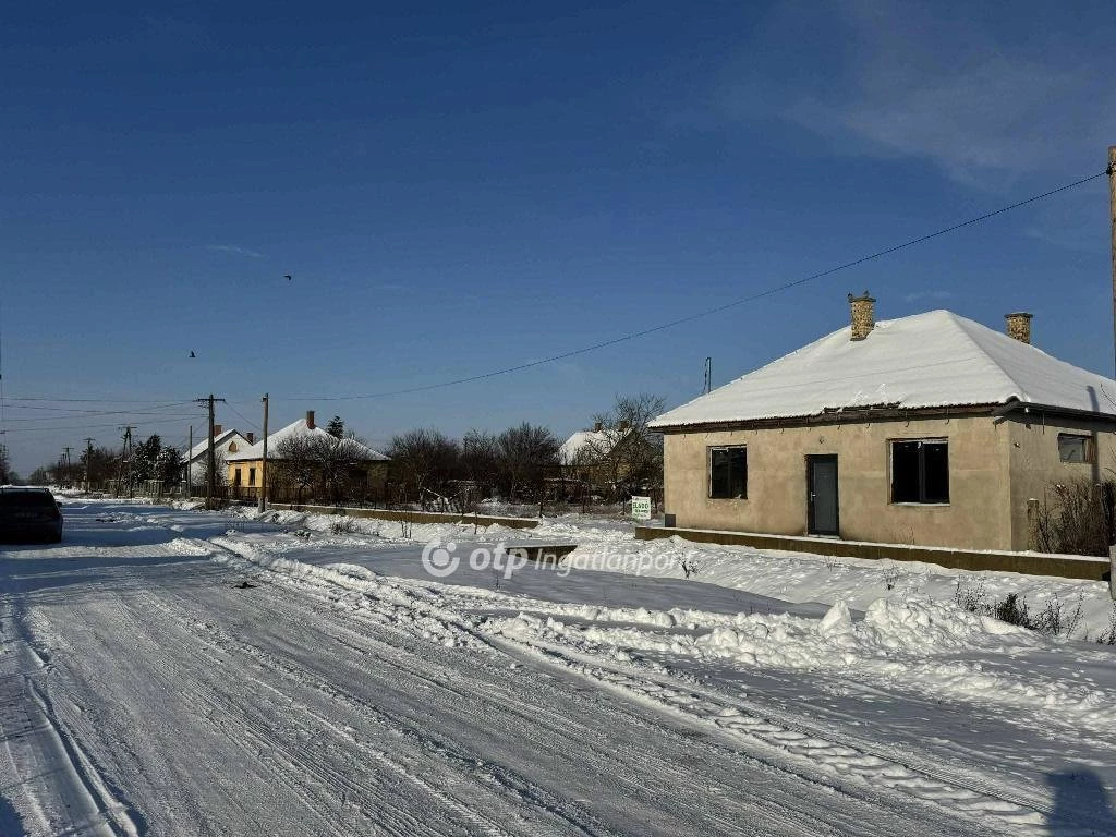 Eladó Telek, Tetétlen