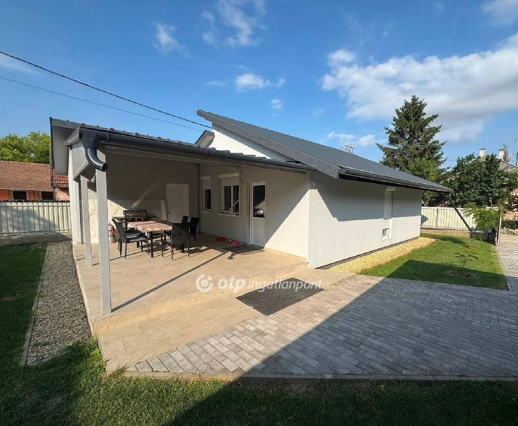 Eladó Ház, Abádszalók