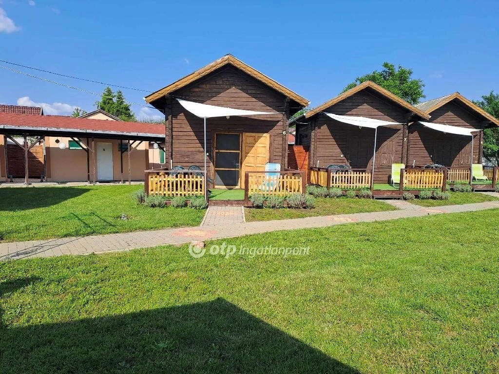 Eladó Motel, Abádszalók