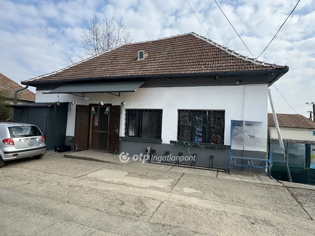 Eladó Üzlethelyiség, Poroszló