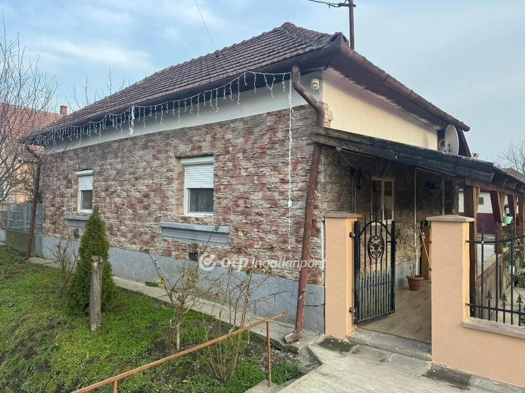 Eladó Ház, Egyek