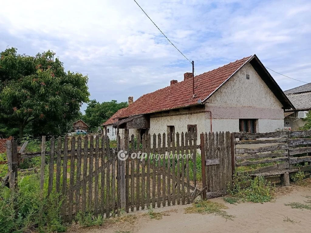 Eladó Ház, Téglás