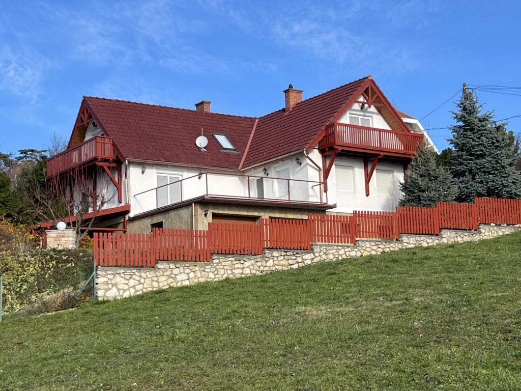 Eladó 340 m2 családi ház, Balatongyörök