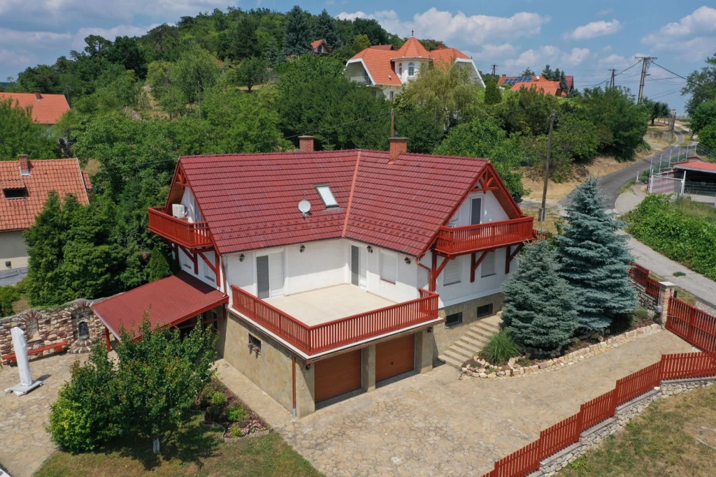 Eladó 340 m2 családi ház, Balatongyörök
