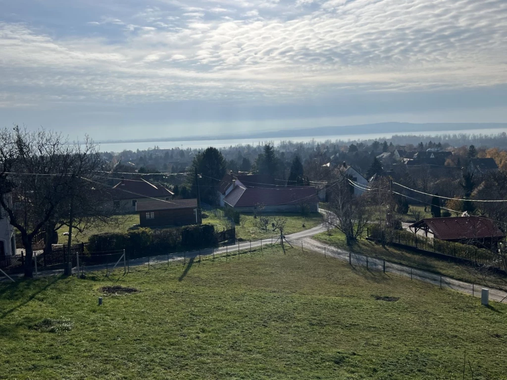 Eladó 930 m2 építési telek, Balatongyörök