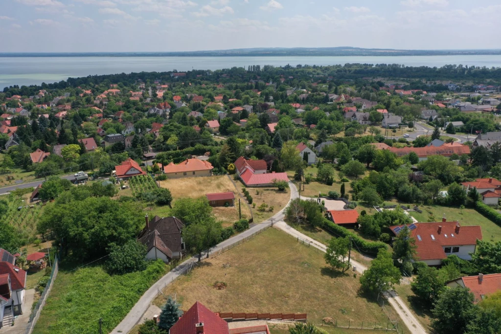 Eladó 930 m2 építési telek, Balatongyörök
