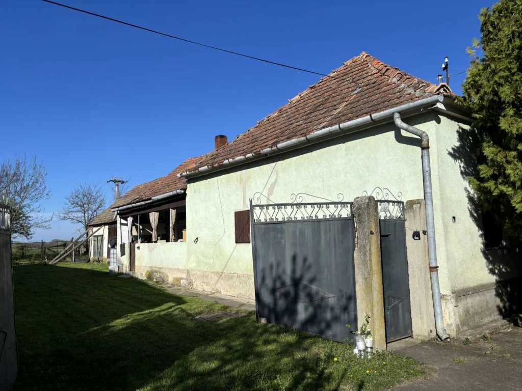 Tágas családi ház hatalmas telekkel, nyugodt környezetben eladó Markotabödögén!