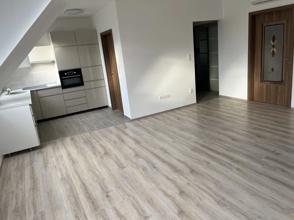 Eladó 96 m2 tégla lakás, Győr